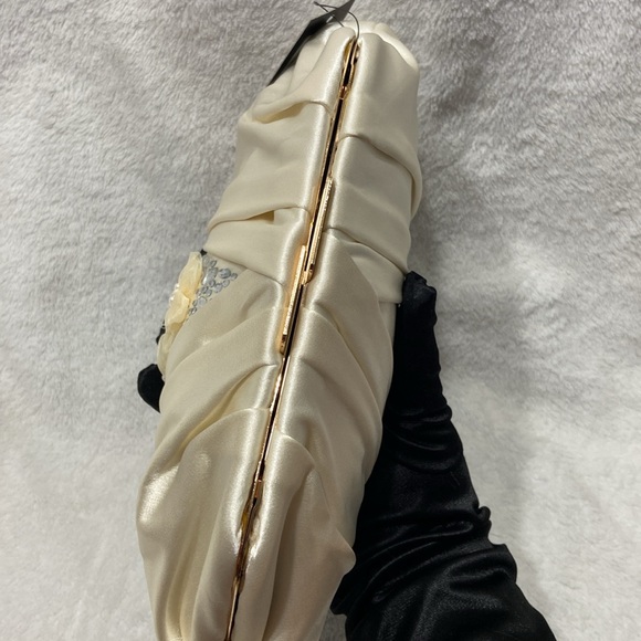 Badgley Mischka Cream Crossbody Bag - Picture 6 of 12